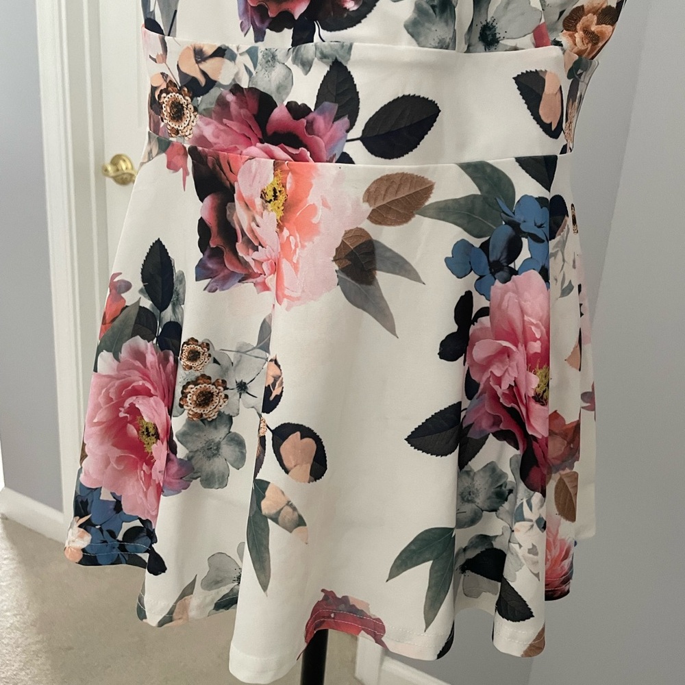 Floral Peplum Tank Top - Picture 3 of 5